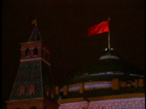 / the last Soviet Union flag is lowered from government building in the Kremlin after the dissolution of the Soviet Union.