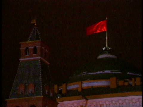 / the last Soviet Union flag is lowered from government building in the Kremlin after the dissolution of the Soviet Union.