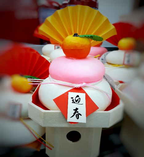 Kagami mochi, a traditional Oshogatsu decoration consisting of two round mochi and a Japanese orange with a leaf on top.