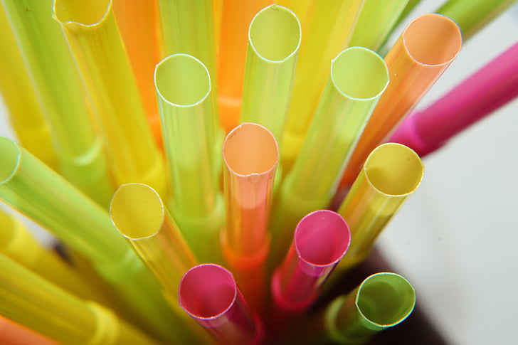 Plastic v.s. Paper Straws: Weighing Costs, Benefits