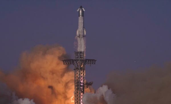 SpaceX Starship Breaks apart during Test Flight