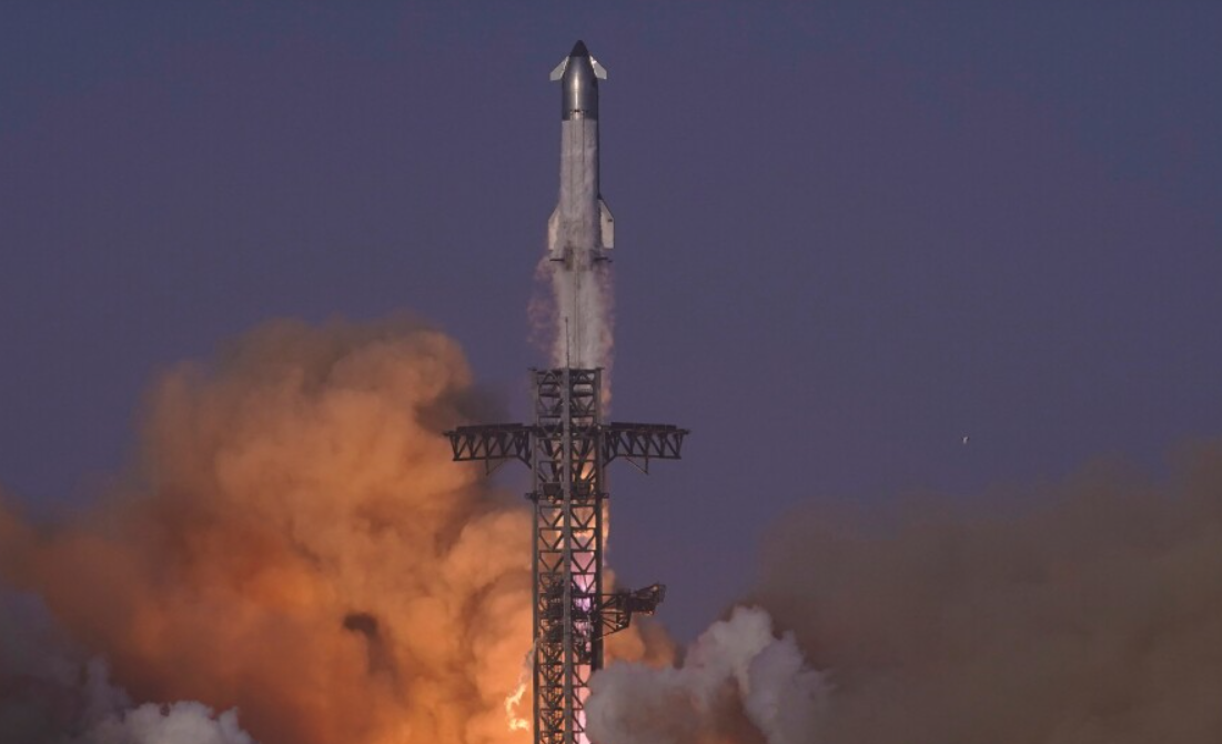 SpaceX Starship Breaks apart during Test Flight