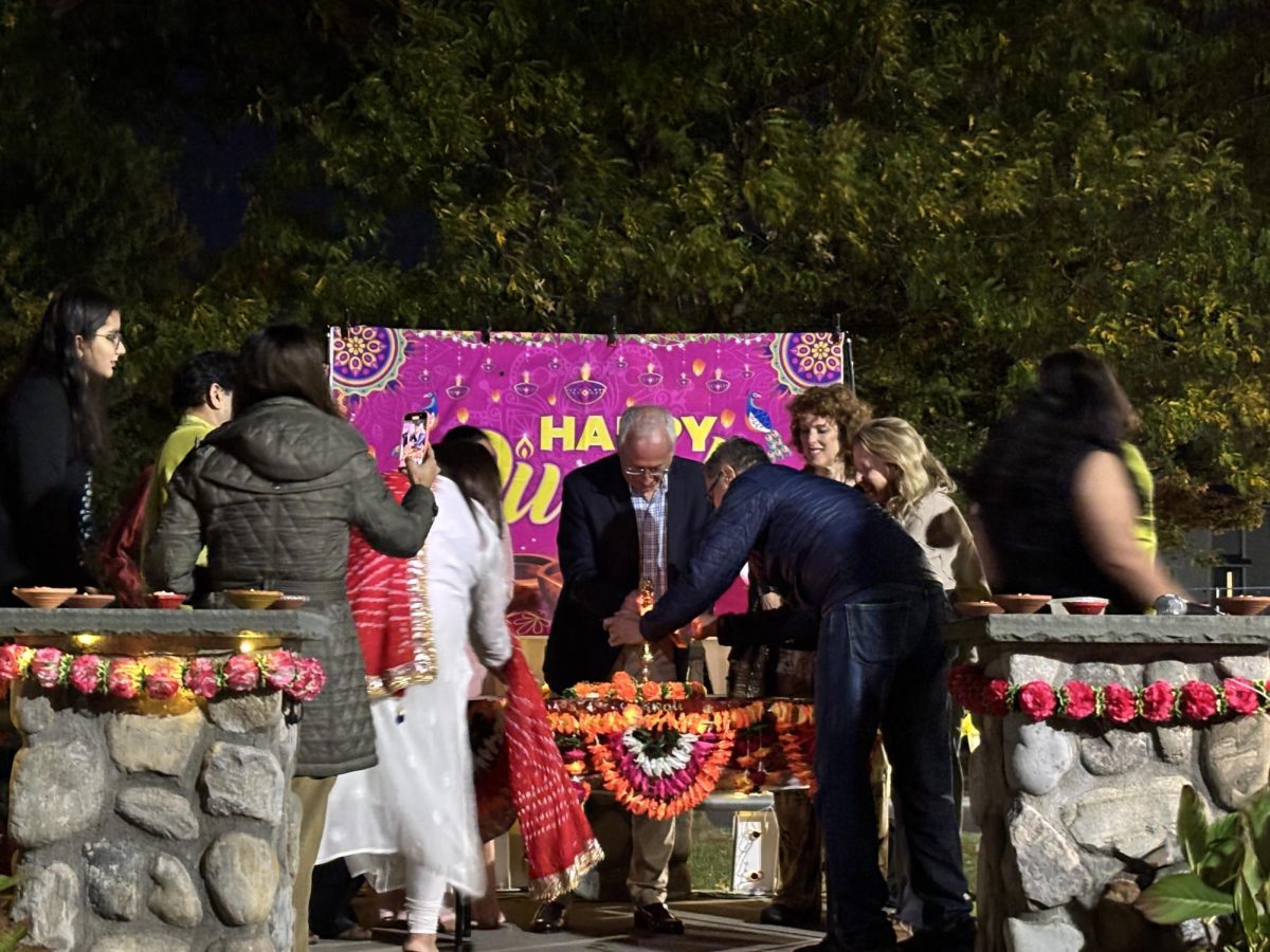 Mayor Zinna lights diyas