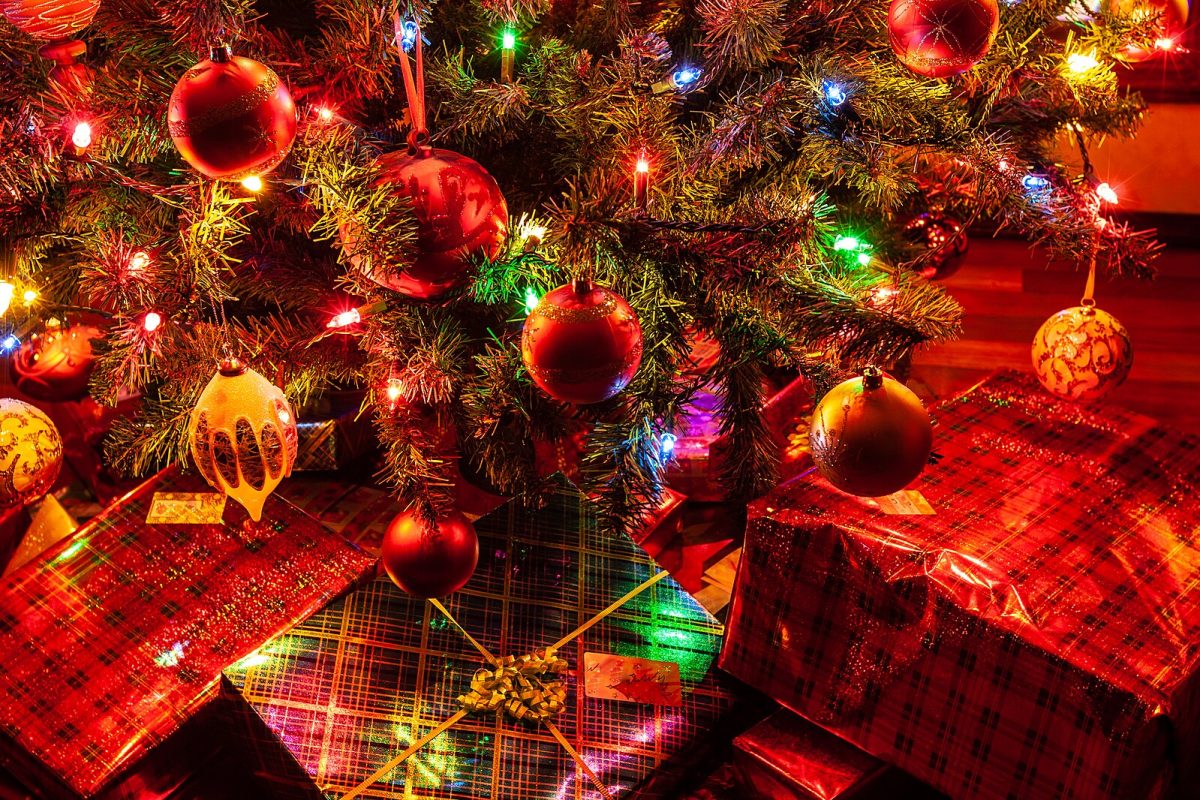 Courtesy of Wikimedia Commones: https://commons.wikimedia.org/wiki/File:Christmas_Tree_and_Presents.jpg